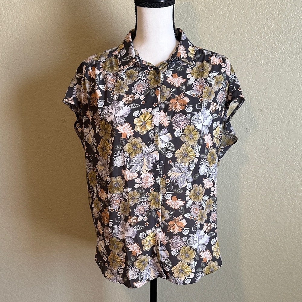 Ann Taylor Loft Button-Up Short Sleeve Women's Top